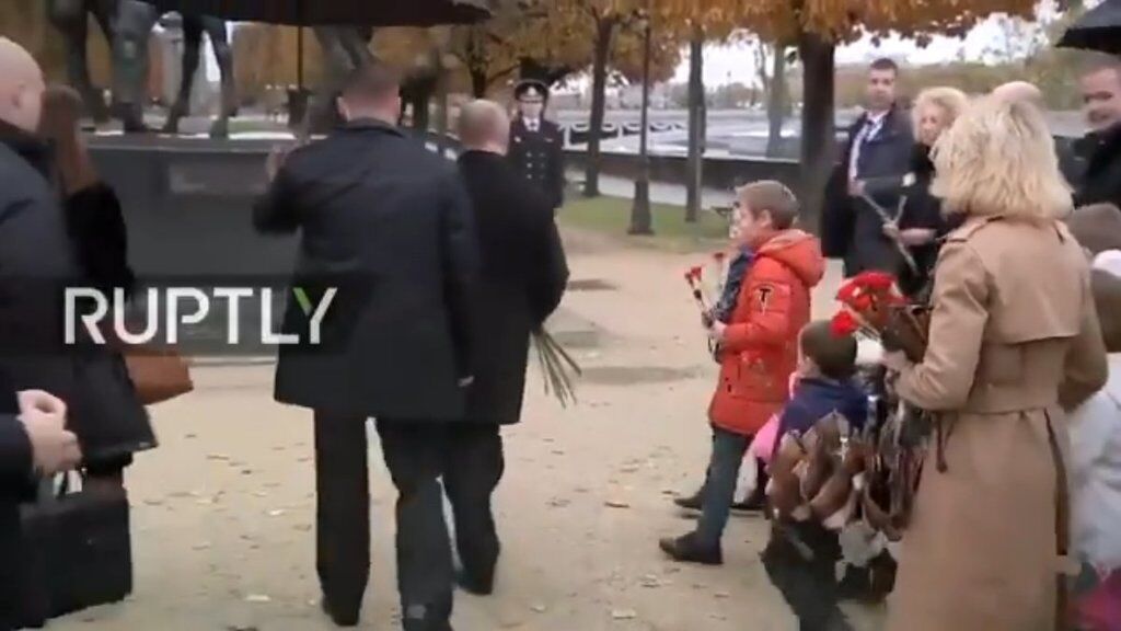 У Парижі з Путіним трапився казус з парасолькою: фотофакт