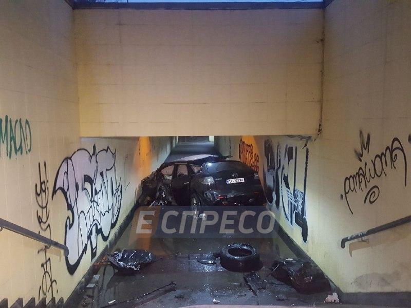 В Киеве авто влетело в подземный переход: фото и видео с места ДТП