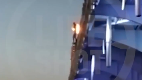Палаючий хлопець зістрибнув з Кримського моста: з'явилося відео 18+