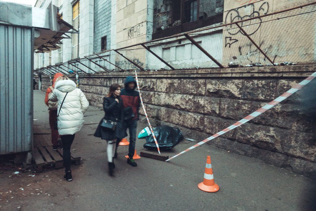 В Киеве средь бела дня внезапно умер человек: фото и видео 18+