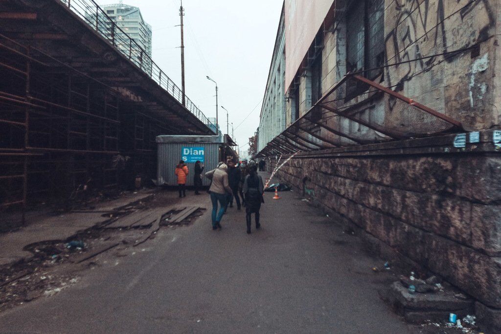 У Києві серед білого дня раптово помер чоловік: фото і відео 18+