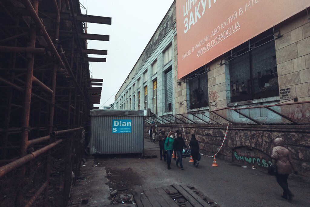 У Києві серед білого дня раптово помер чоловік: фото і відео 18+