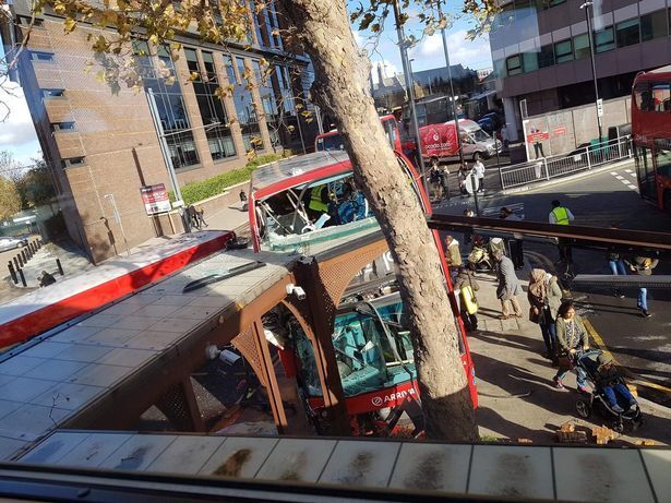 У Лондоні автобус влетів у зупинку: десятки постраждалих. Фото і відео з місця НП