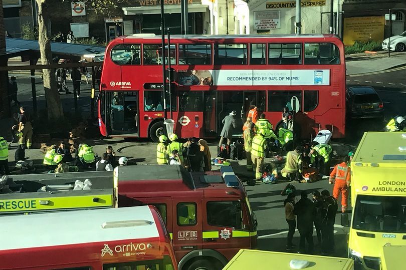 В Лондоне автобус влетел в остановку: десятки пострадавших. Фото и видео с места ЧП