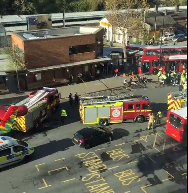 В Лондоне автобус влетел в остановку: десятки пострадавших. Фото и видео с места ЧП