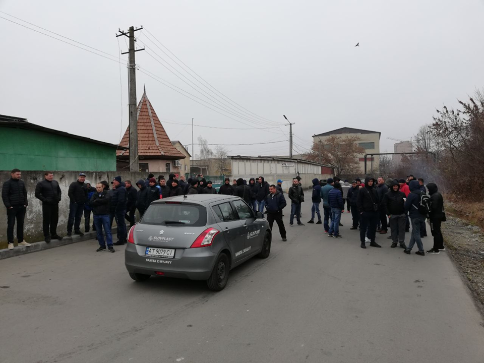 Зажгли шины: владельцы авто на еврономерах пошли на радикальные меры в Ивано-Франковске
