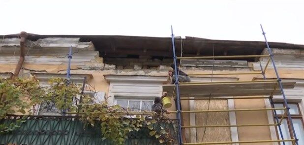 В Одессе часть дома обрушилась на пешехода: видео