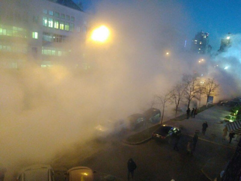 Машина с людьми провалилась в разлом: в Киеве произошло крупное ЧП