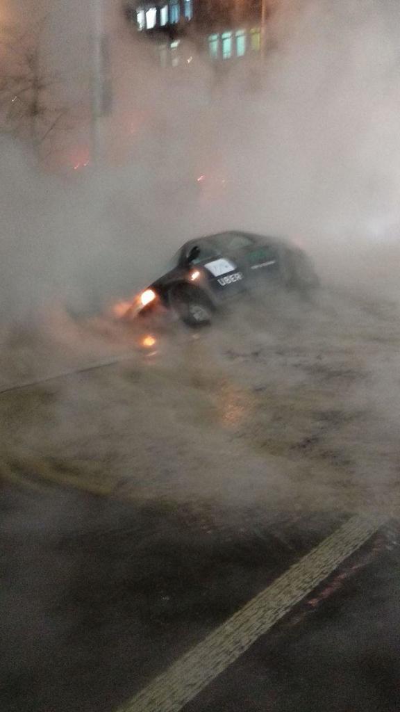 Машина с людьми провалилась в разлом: в Киеве произошло крупное ЧП