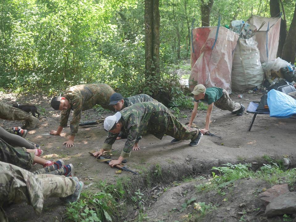 ''Учат убивать русских'': в топовых мировых СМИ разгорелся скандал вокруг детского лагеря в Украине. Как все на самом деле?