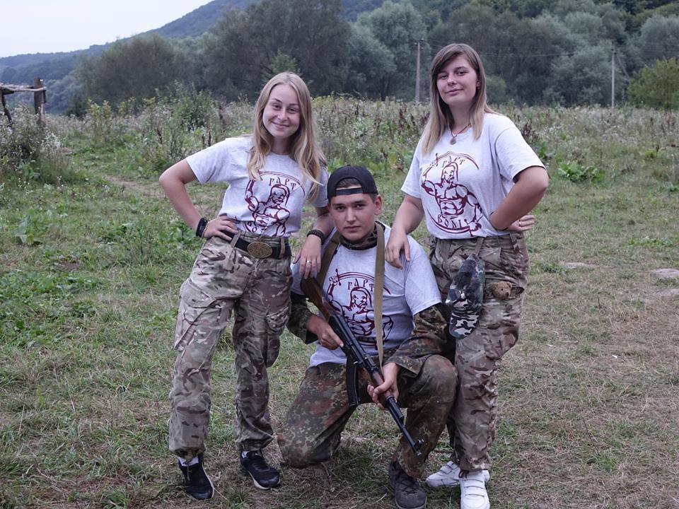 ''Учат убивать русских'': в мировых СМИ разгорелся скандал вокруг детского лагеря в Украине
