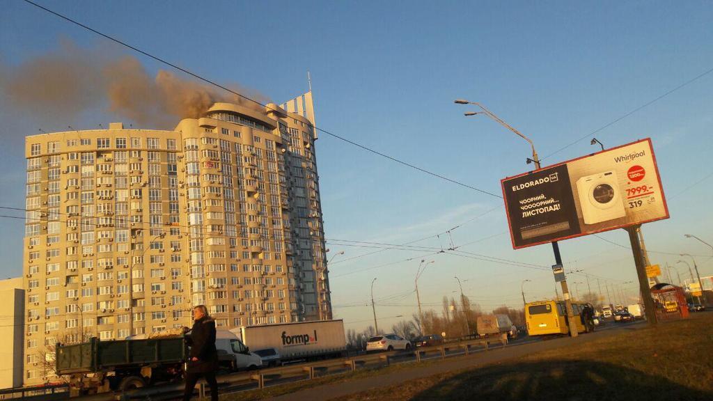 ''Жители в заложниках!'' В Киеве возник пожар в многоэтажке 