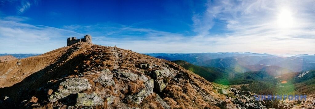 У мережі з'явилися яскраві фото обсерваторії у Карпатах