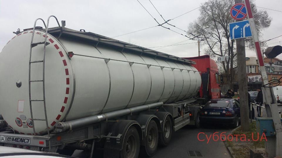 В Запорожье  легковушка и фура не поделили дорогу