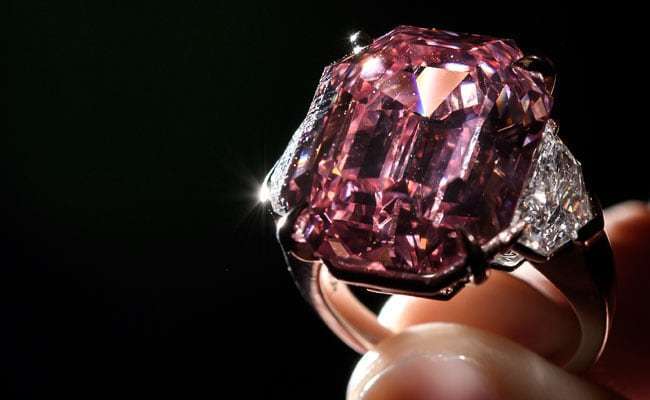 Найкрасивіший у світі діамант продали за рекордну суму: опубліковані фото і відео