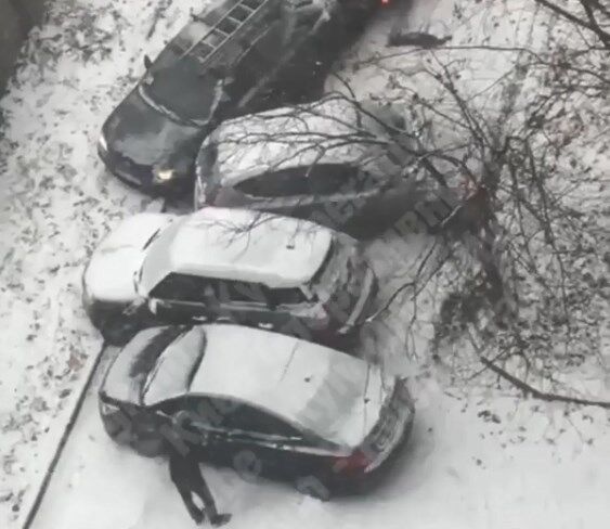В Киеве произошло ДТП с 6 авто: момент аварии попал на видео 