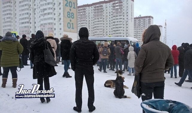 ''Настоящий Мордор'': в РФ аномальный снег вызвал коллапс на дорогах. Появились фото и видео