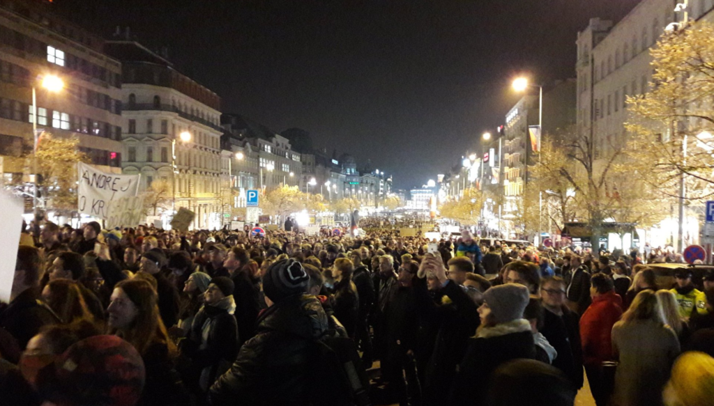 Cкандал из-за Крыма: в Праге тысячи людей потребовали отставки премьера. Фото и видео протестов