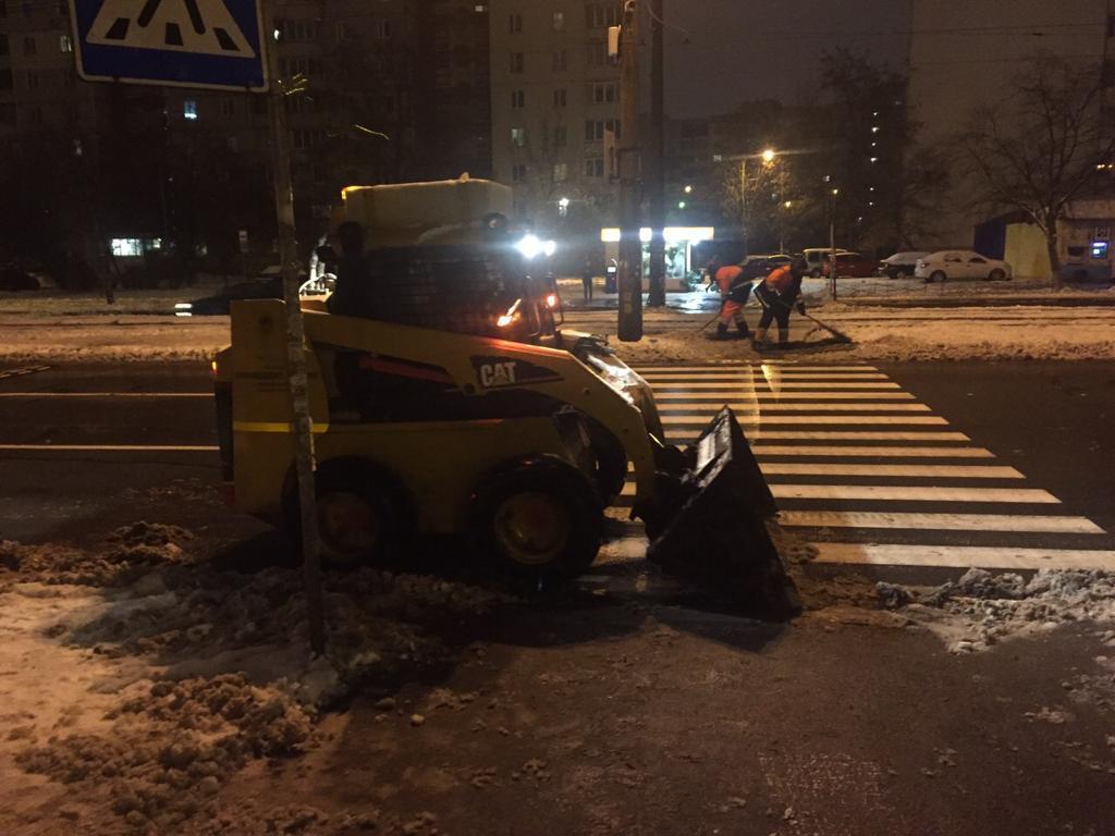 Сніг у Києві прибирали всю ніч: опубліковані фото