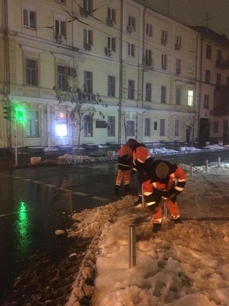 Сніг у Києві прибирали всю ніч: опубліковані фото