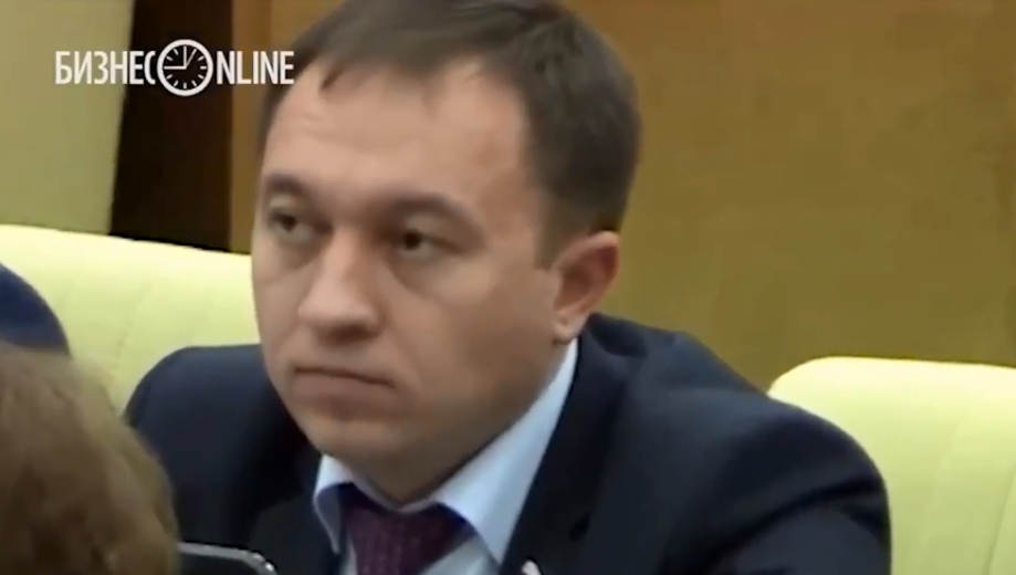 ''Просто пустун!'' Мережу насмішив депутат Держдуми, який поліз пальцем у вухо колезі