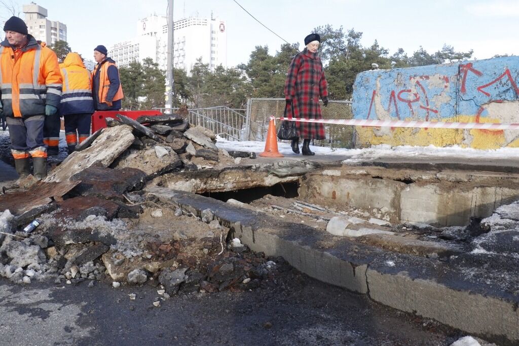 В Киеве провалился мост: фото и подробности ЧП