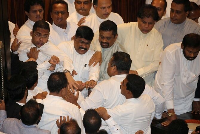 Депутати влаштували масову бійку на Шрі-Ланці: з'явилося відео