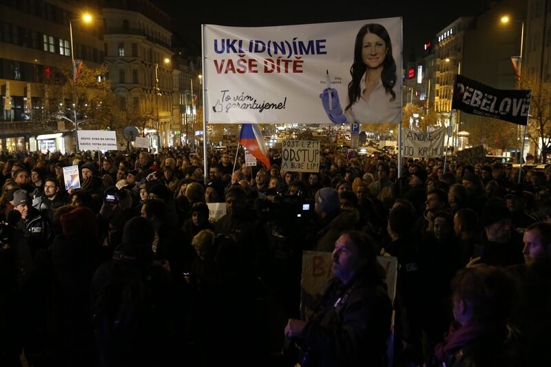 Cкандал из-за Крыма: в Праге тысячи людей потребовали отставки премьера. Фото и видео протестов