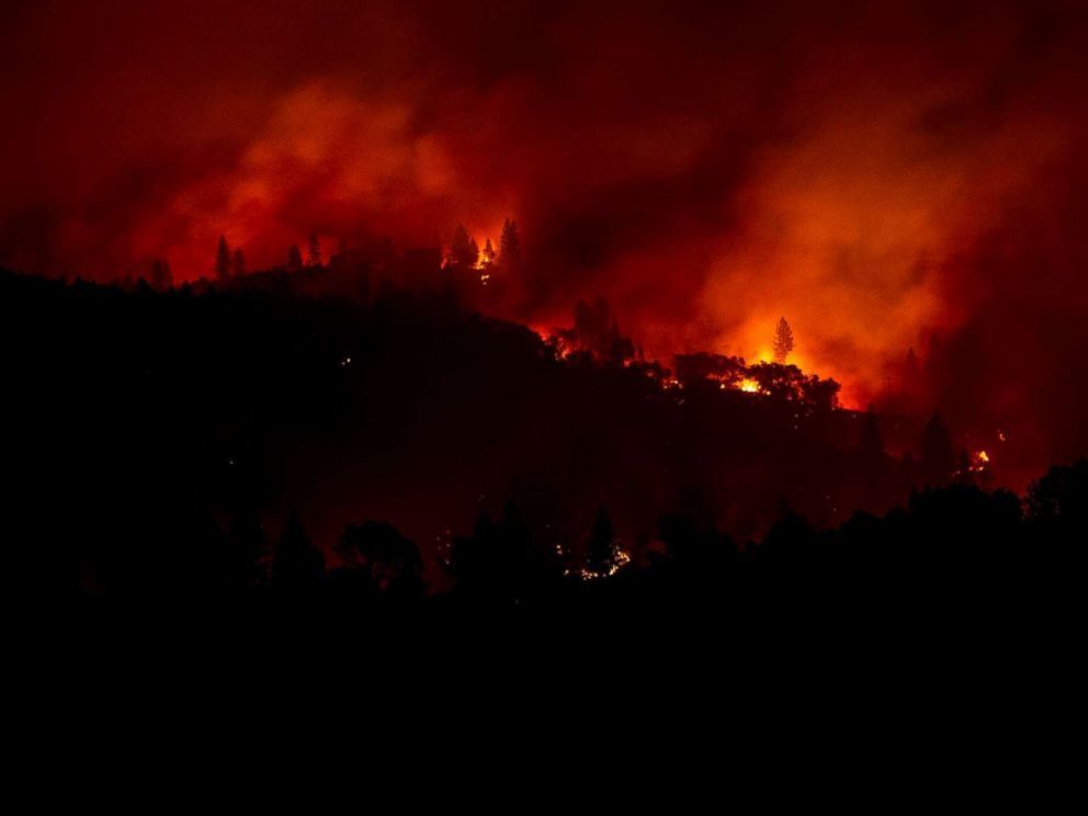 Уничтожает все на своем пути! Появилось новое видео смертоносного пожара в Калифорнии