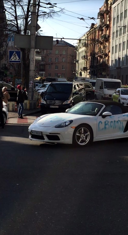 Появились подробности о блондинке, крушившей топором спорткар в Киеве