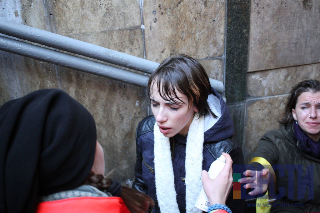 ''Слава нации!'' В Киеве радикалы устроили ''бойню'' на марше трансгендеров, есть пострадавшие