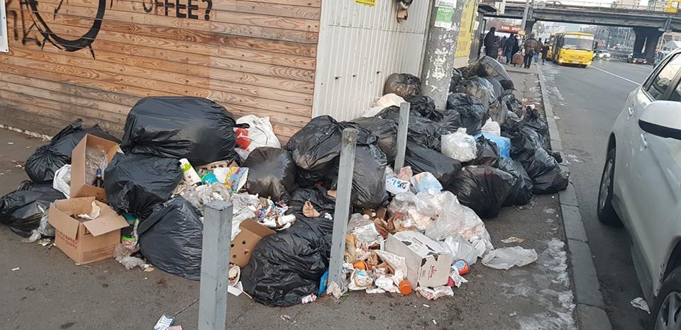 Тоне в смітті: в мережі показали сумні фото Києва