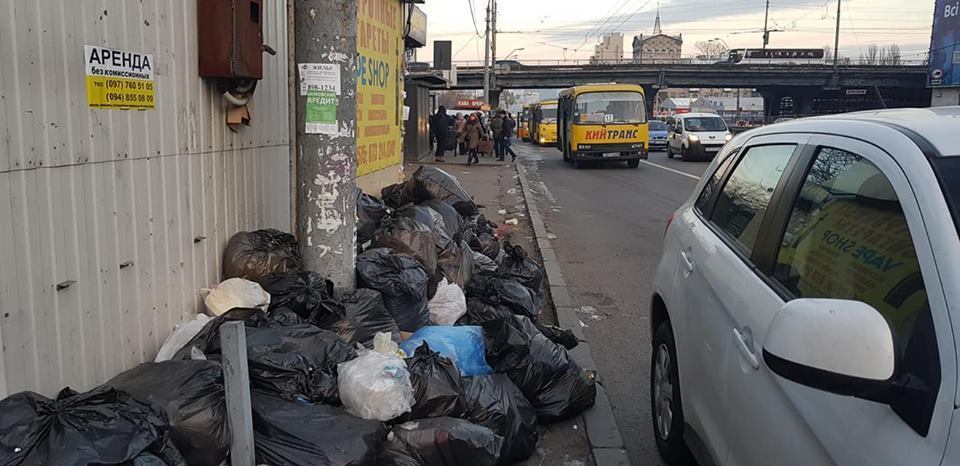 Тоне в смітті: в мережі показали сумні фото Києва