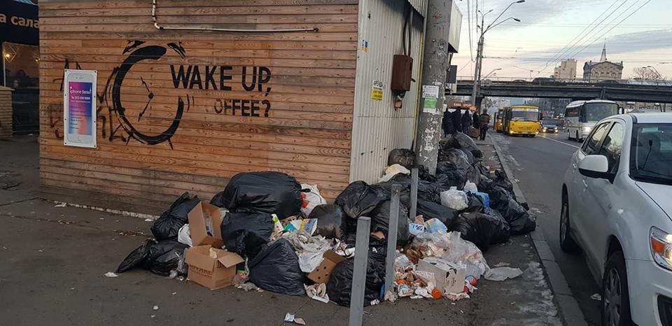 Утопает в мусоре: в сети показали печальные фото Киева