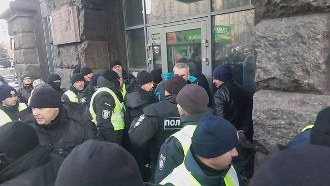 У центрі Києва закували в наручники помічника Савченко: фото і відео жорстких зіткнень