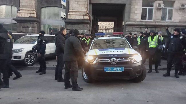 У центрі Києва закували в наручники помічника Савченко: фото і відео жорстких зіткнень