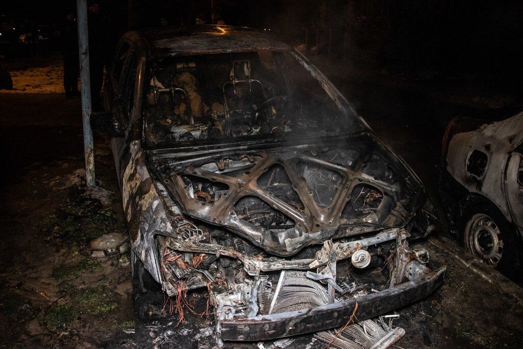 У Києві відбувся масовий підпал авто: фото та відео знівечених іномарок