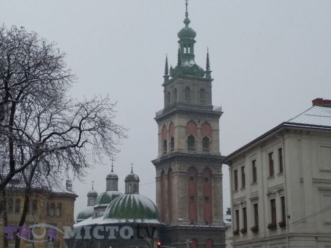 "Нарешті!'' Мережа у захваті через перший сніг у Львові