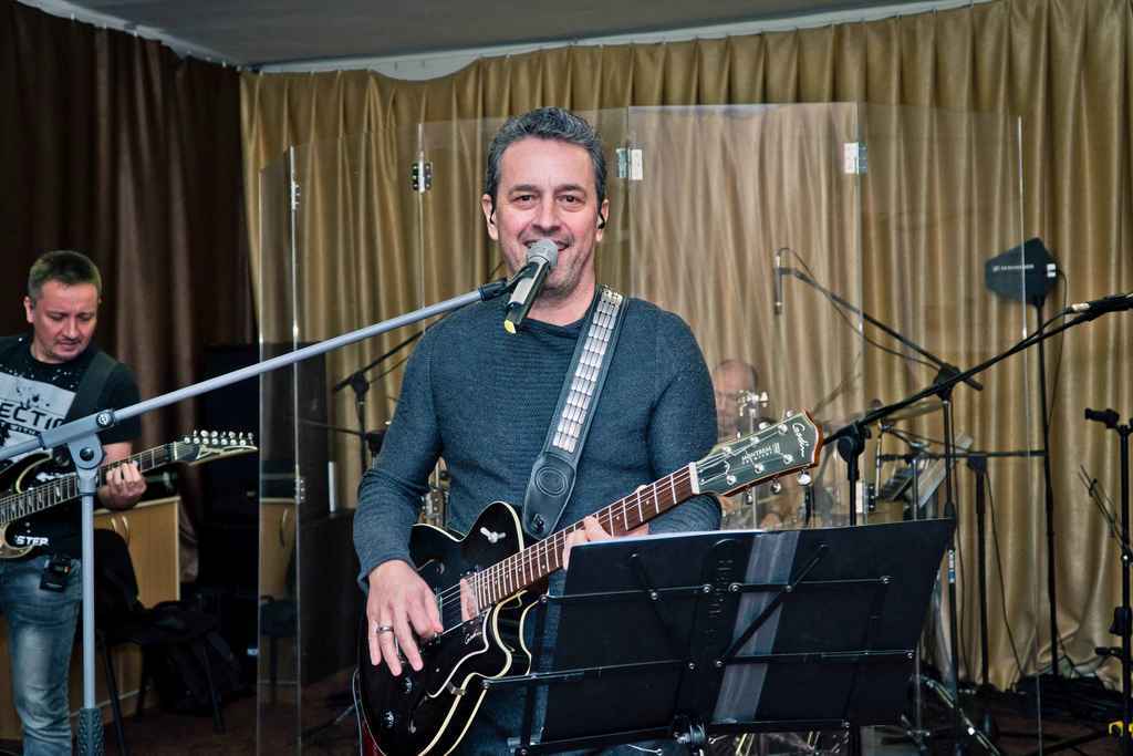 В домашней атмосфере: певец Дорош отметил юбилей своей группы