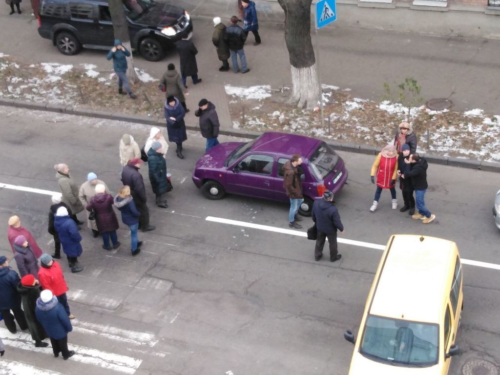 В Киеве митингующие перекрыли дорогу: видео стычек