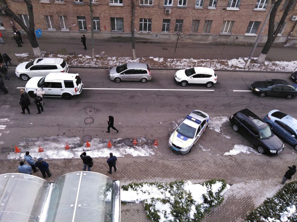 В Киеве митингующие перекрыли дорогу: произошли стычки. Видео 