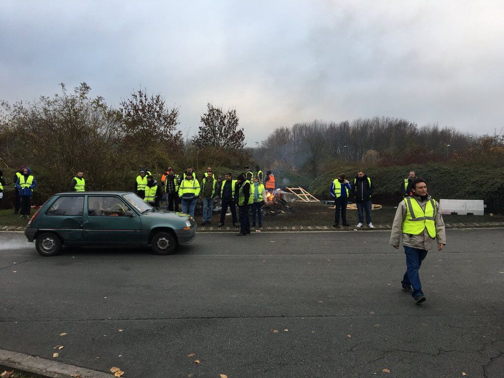 Топливный "майдан" во Франции: протестующие заблокировали хранилища и автодороги