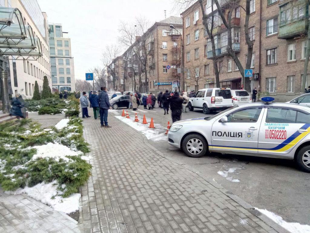 У Києві мітингувальники перекрили дорогу: відбулися сутички. Відео