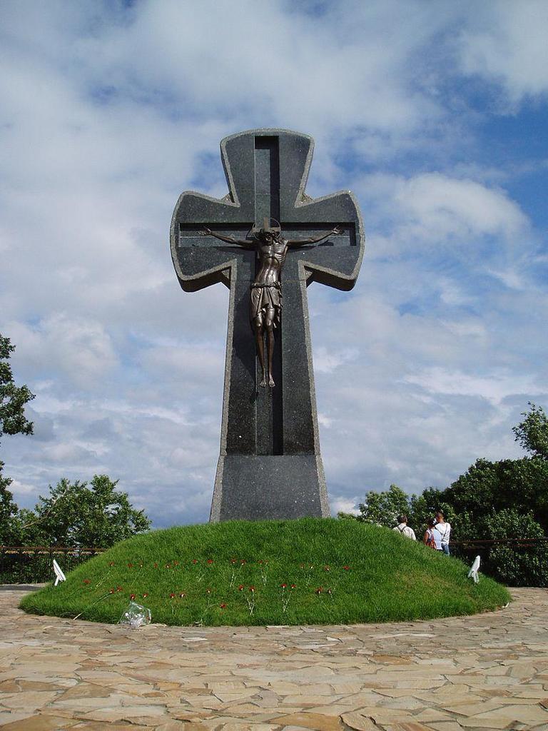 Пам'ятний хрест жертвам трагедії у Батурині