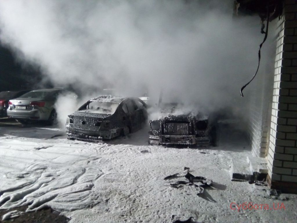 В Запорожье на стоянке сгорели 4 иномарки 