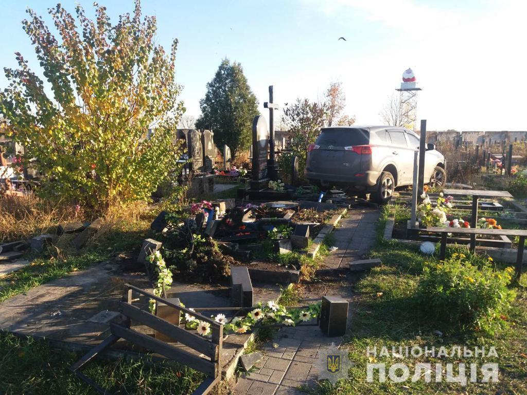 ''Ничего святого'': в Харькове священник на внедорожнике разгромил кладбище