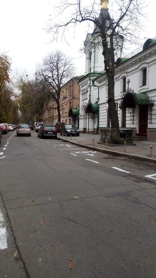 В Киеве священники на иномарках обустроили незаконную парковку