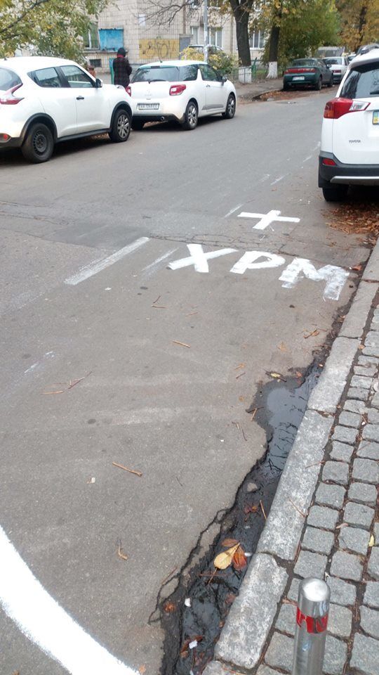В Киеве священники на иномарках обустроили незаконную парковку