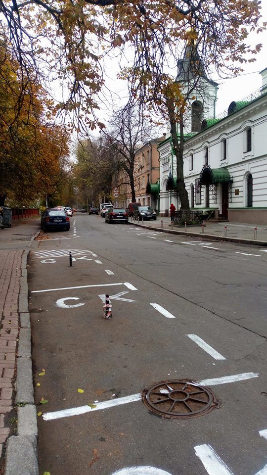 У Києві священики на іномарках облаштували незаконну парковку
