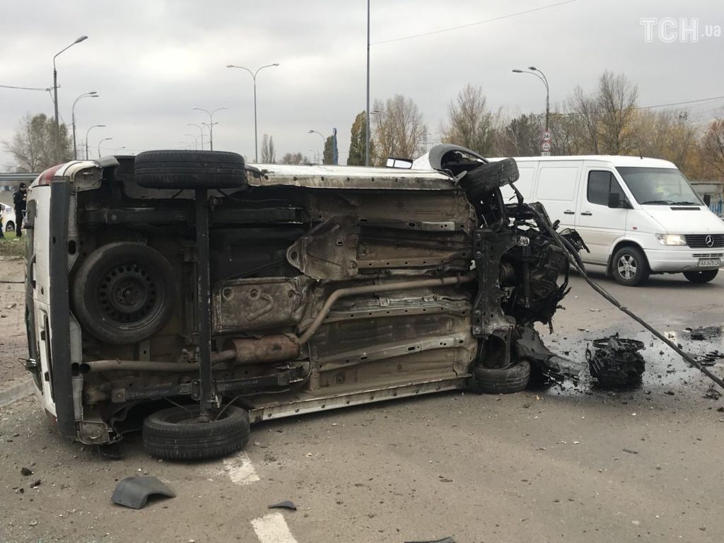 В Киеве авто влетело в пост полиции: видео с места аварии